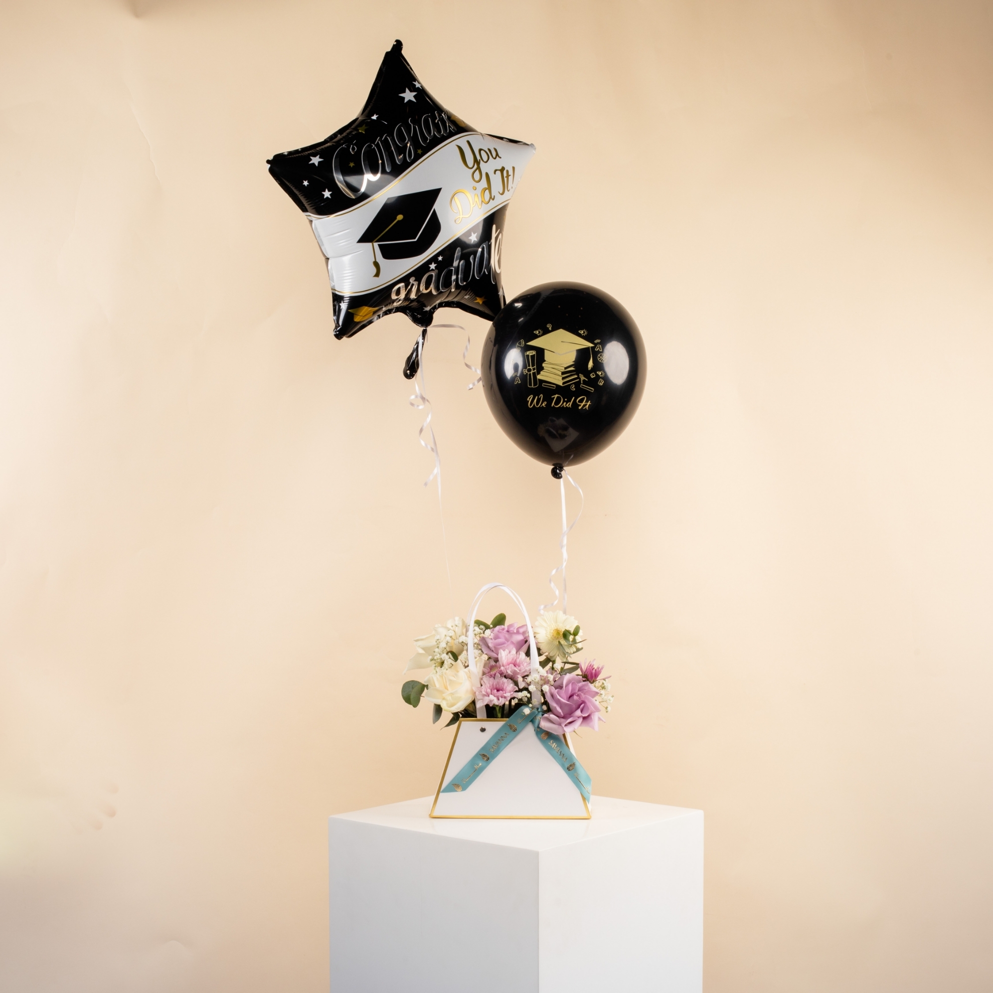 Picture of Savanna White Flowers Bag |Graduation Balloon
