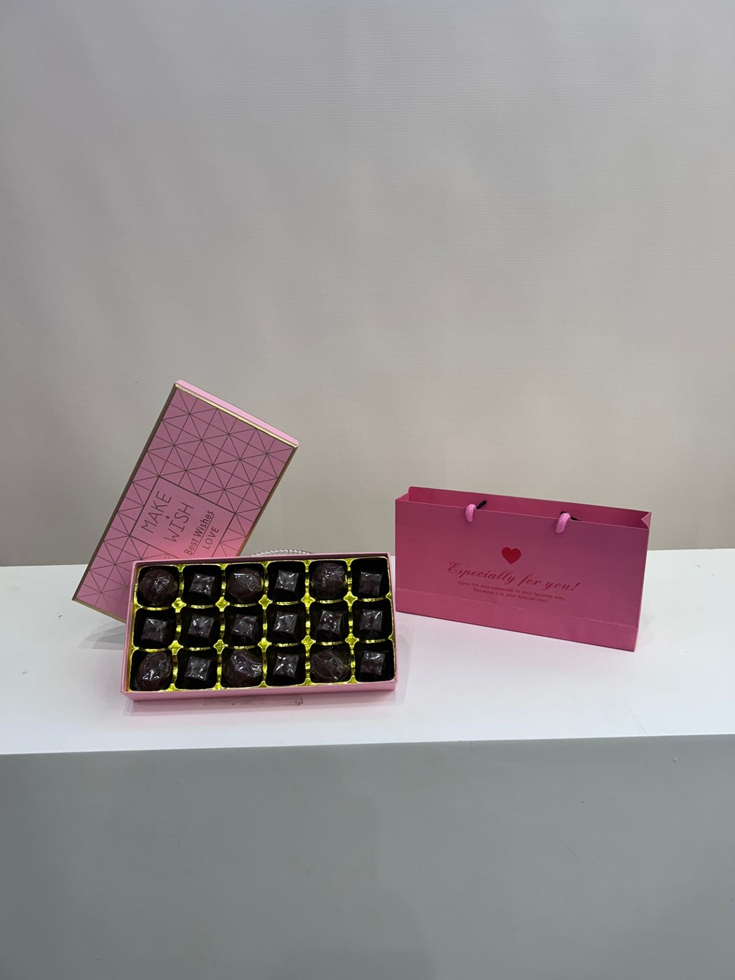 Picture of Pink Chocolate Box 18 Pcs