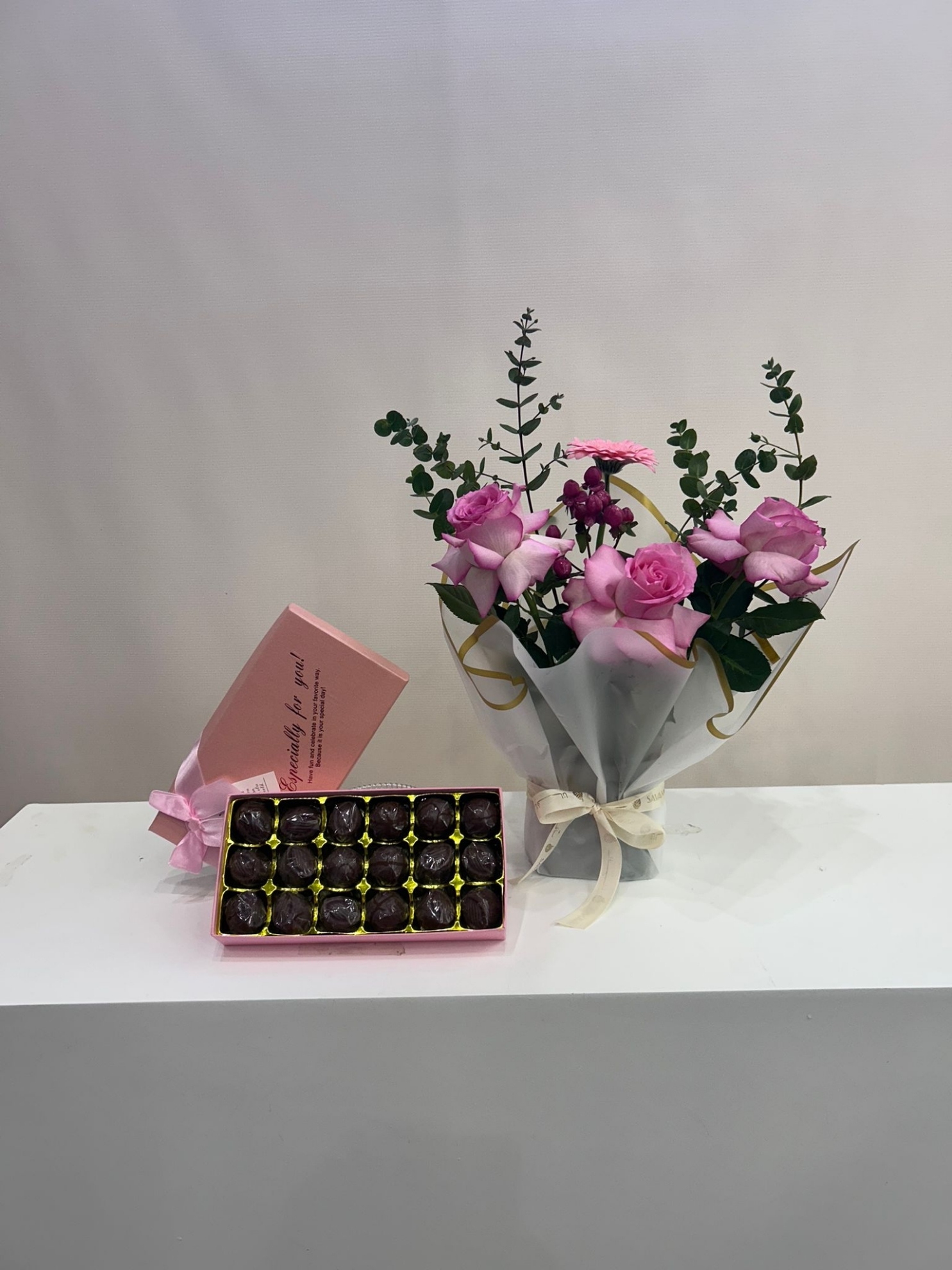 Picture of Chocolate Box 18 pcs | Flowers